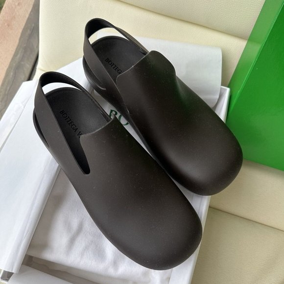 NEW Bottega Veneta 658767 Puddle Matt Brown Rubber Sandals Men’s Size 42